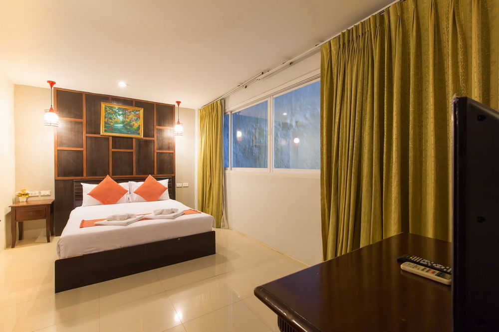 Time Out Hotel Beachfront Patong Exterior foto