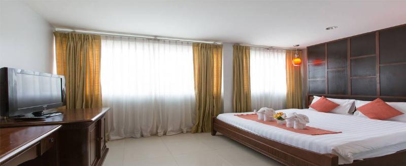 Time Out Hotel Beachfront Patong Exterior foto